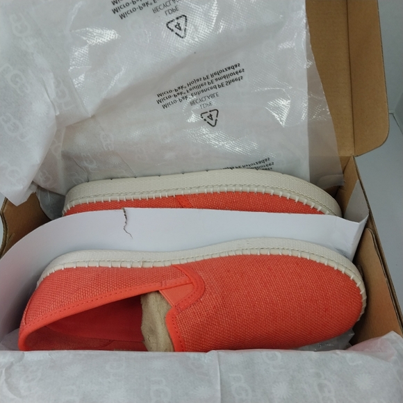 UGG "Luchiah" Womens size 6 Slip on Peach Bliss Sneakers BRAND NEW with Box - Picture 3 of 15
